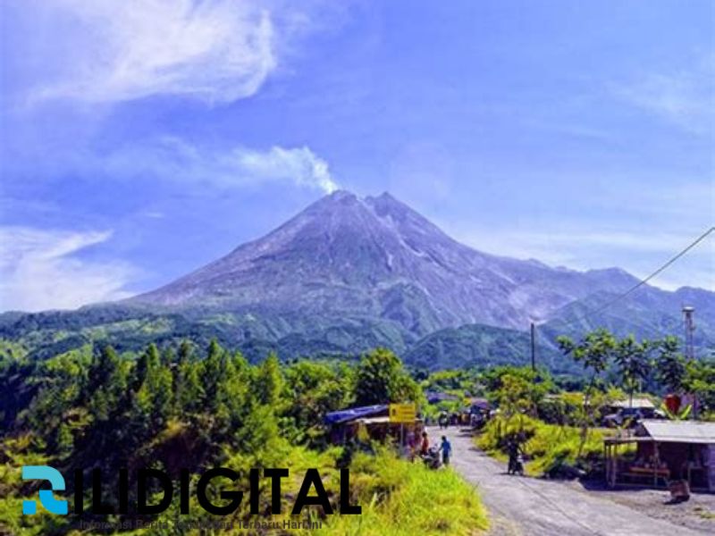 Gunung Merapi Semburkan Lava