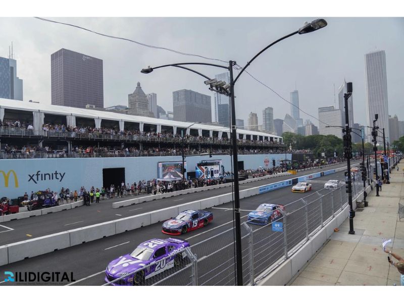 Balapan NASCAR Xfinity Series pertama di sirkuit jalanan di pusat kota Chicago di tunda hingga hari Minggu karena petir. Cole Custer memimpin masing-masing 25 lap pertama pada hari Sabtu sebelum penundaan karena sambaran petir di daerah tersebut.