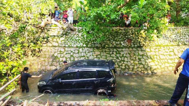 Minibus Terperosok ke Kali di Serpong Saat Menuju Wisata Kuliner