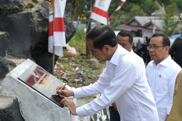 Presiden Jokowi Menandatangani Prasasti Tugu Pancasila di Fakfak